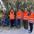 Volontari dell’associazione Ekoclub puliscono la spiaggia di Ponente