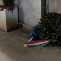 25 aprile a Barletta, la corona d'alloro finisce nella spazzatura