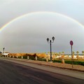 Un doppio arcobaleno abbraccia il mare di Barletta
