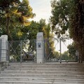 Chiuso il cancello della villa del Castello, Musti: «Dove sono le indicazioni per i visitatori?»