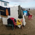 Sulla spiaggia di Barletta, una vita ignorata da tutti