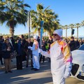 La fiamma olimpica attraversa Barletta verso Milano-Cortina