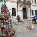 Pasqua in arte, a Piazza Caduti un uovo gigante fatto all'uncinetto