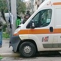 In Via Dicuonzo l’ambulanza si schianta contro un palo