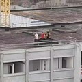 Ancora ragazzini a zonzo nel cantiere della scuola di via Morelli