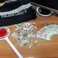 Fugge dalla Polizia Locale con dosi di marijuana: arrestato 23enne a Barletta