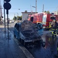 Brucia un'auto in via Andria, bloccato il passaggio a livello