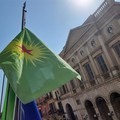La città di Barletta con il popolo curdo, sventola la bandiera a palazzo città