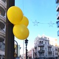 Palloncini gialli per le vie del centro di Barletta, svelato il mistero