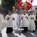Luce, preghiera, silenzio: la devozione di Barletta nella processione del Venerdì Santo (FOTO)