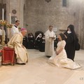 In abito da sposa all'altare per diventare suora di clausura