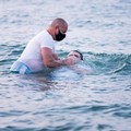 A Barletta il battesimo dei Testimoni di Geova avviene in mare