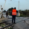 Disastro scampato, camion bloccato mentre arrivava il treno della Bari Nord
