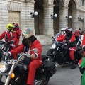 A Barletta Babbo Natale consegna i doni su due ruote