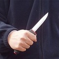 Passione e coltelli, a Barletta un 21enne ferisce un minore al collo per una ragazza contesa