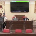 Senza sindaco, senza assessori, senza maggioranza, e le opposizioni lasciano l'aula