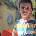 Filippo apre il salvadanaio e dona latte ai bisognosi