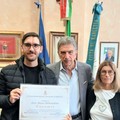 Il Sindaco Cosimo Cannito encomia il giovane Marco Debenedetto, insignito del “Premio America Giovani”
