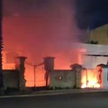 Incendio in un casolare abbandonato vicino al porto di Barletta