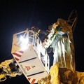 Piazza Plebiscito, posta la simbolica corona di fiori alla statua della Madonna