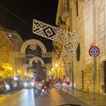 Luminaria colpita da auto e danneggiata in corso Garibaldi