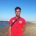 In difficoltà nel mare di Barletta sul kite, salvato da un giovane bagnino