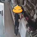 Ruba il salvadanaio per la beneficenza in un locale di Barletta