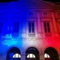 Cordoglio e fratellanza, la bandiera francese illumina il  "Curci "