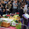 Il giorno delle lacrime: funerali solenni per le vittime del disastro ferroviario