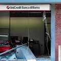 Sradicano il bancomat con un carro attrezzi, furto all'Unicredit in via Regina Margherita