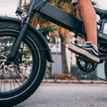 Bici e motocicli senza controllo sul lungomare Mennea