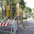 Abbandono e rovina per il parco giochi nei giardini del Castello di Barletta