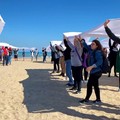 Stop alla plastica usa e getta, ​Barletta manifesta in spiaggia