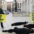 Petrolio sulla pelle, il flash mob di Greenpeace a Barletta