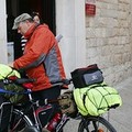 In bici per il mondo, un giornalista greco fa tappa a Barletta