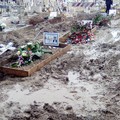 Fango e abbandono tra le tombe del cimitero di Barletta