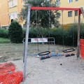 Via Ungaretti, il parco giochi sembra il set di un film horror