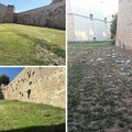 Rifiuti nel fossato del castello di Barletta dopo la pulizia