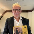 Il Premier australiano Anthony Albanese riceve il catalogo della collezione De Nittis