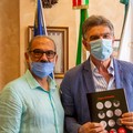 Il sindaco al maestro artigiano Dibenedetto: «Dai lustro alla nostra Barletta»