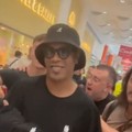 Ronaldinho, che accoglienza all'aeroporto di Bari! Domani in campo a Barletta