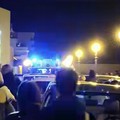 Ambulanze bloccate da auto parcheggiate a centro strada per la fanova, caos in via Mura del Carmine