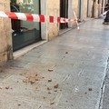 Calcinacci caduti da Palazzo De Martino nel centro di Barletta