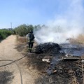 Incendio su via Foggia, nubi nere visibili a distanza