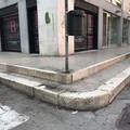 Marciapiede senza rampa in via D'Aragona, "ostacolo per chiunque "