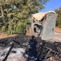 Vandalismo nella notte: incendiati i servizi per disabili sulla spiaggia di Barletta