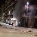 Fumo e odore di bruciato, un uomo si diverte con il fuoco a Barletta