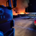 Ancora fiamme per l'incendio nei pressi dell'ex mattatoio a Barletta