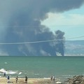 Incendio a Manfredonia, fumo visibile da Barletta