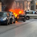 Auto in fiamme in via Renato Coletta, rogo domato